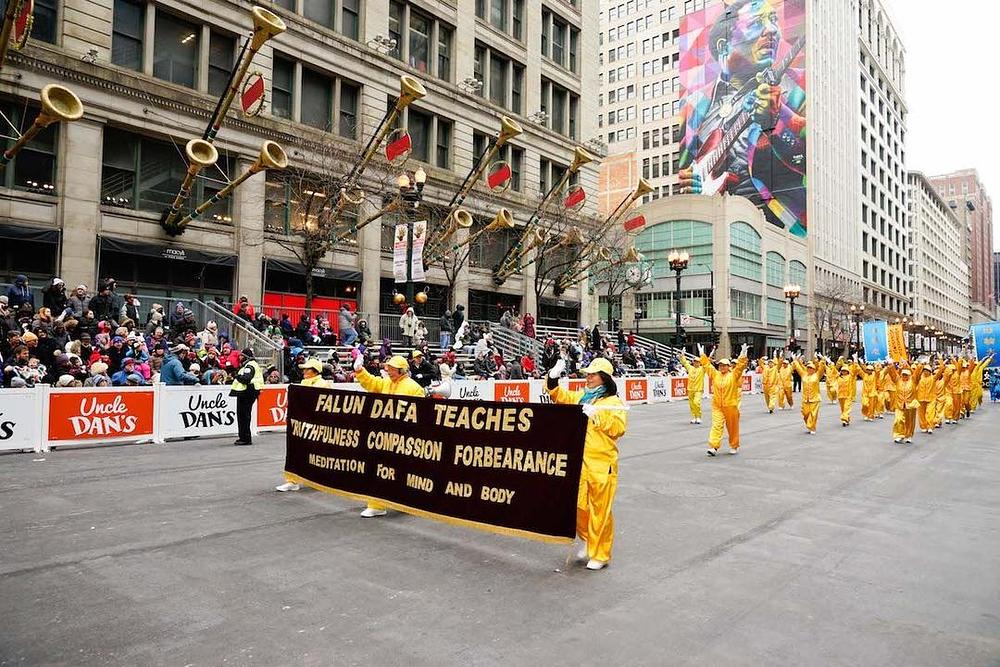  Falun Dafa povorka na paradi u povodu Dana zahvalnosti u Čikagu 