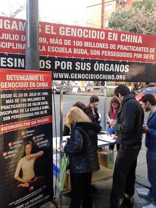 Na štandu u Buenos Airesu pre Samita prolaznici se informišu o progonu Falun Gonga u Kini