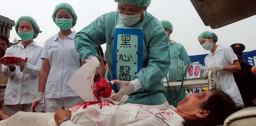 Rekonstrukcija uzimanja organa, jednog od zločina prema praktikantima u Kini koji odbijaju da  se odreknu svojih uverenja 