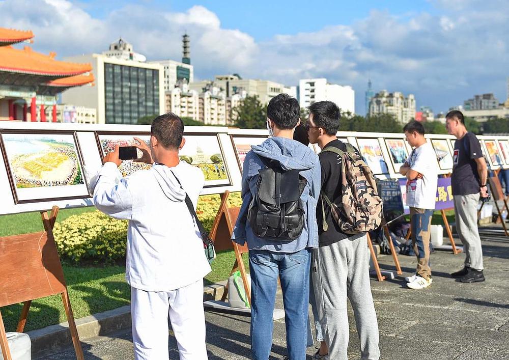 Turisti čitaju table sa informacijama koje su postavili praktikanti.