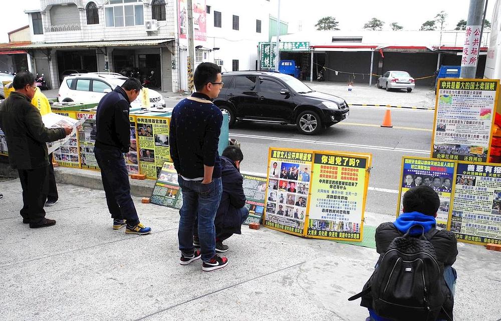 Turisti iz Kine čitaju izložene table sa informacijama o Falun Dafa i progonu u Kini - informacije koje je teško dobiti i Kini.