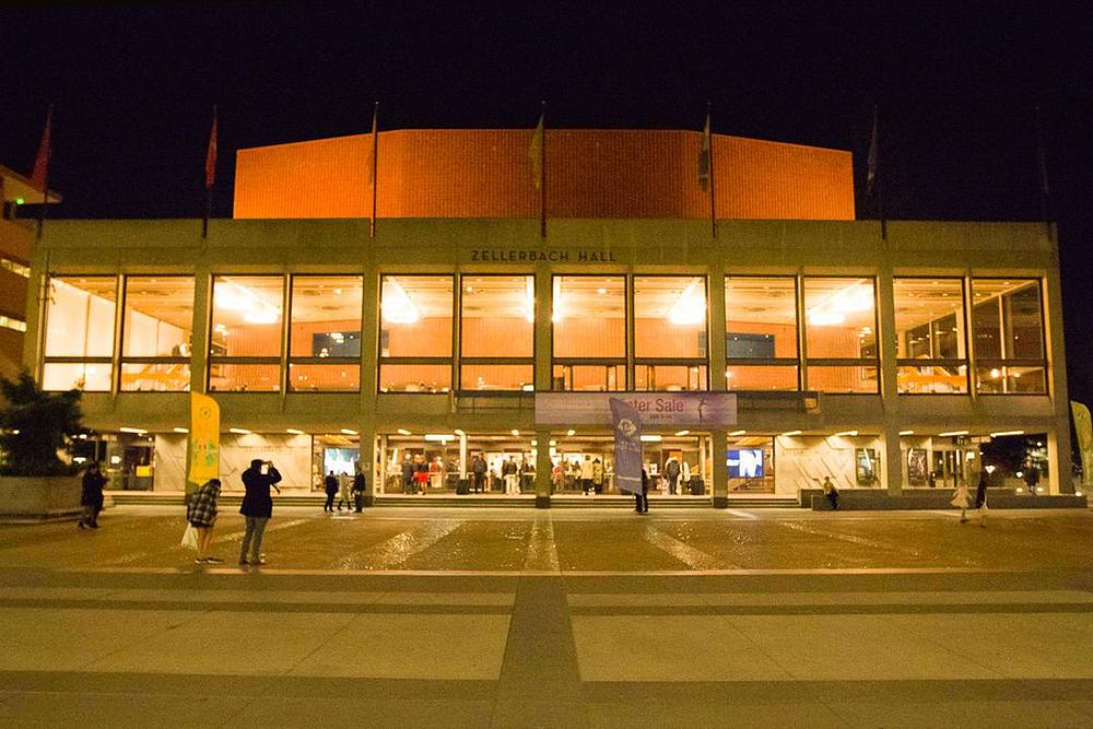 Kompanija Shen Yun New York je izvela šest predstava u Zellerbach Hall-u u kampusu Univerziteta Kalifornija, Berkeley, 12. i 16. decembra 2018. godine.