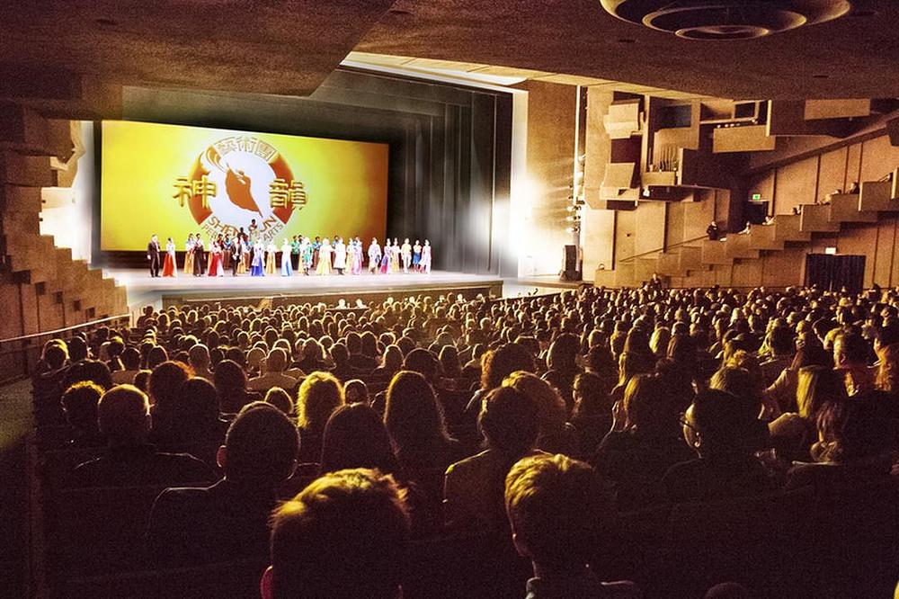 Poziv izvođačima da izađu pred pozorišnu zavjesu tokom nastupa Shen Yuna u Berkeley 15. decembra 2018. godine