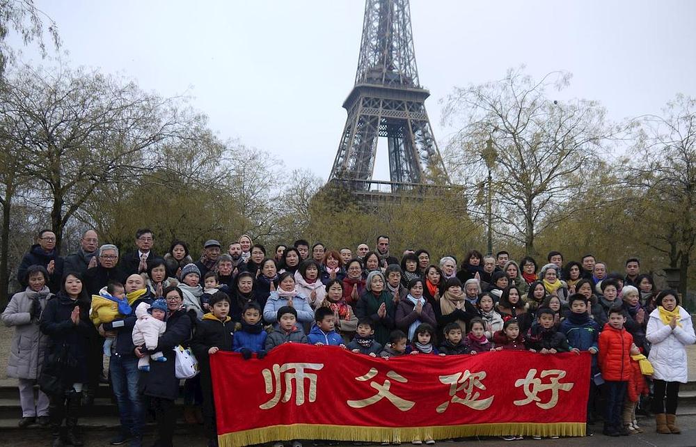Praktikanti ispred Eiffelovovog tornja, 16. decembra 2018. 