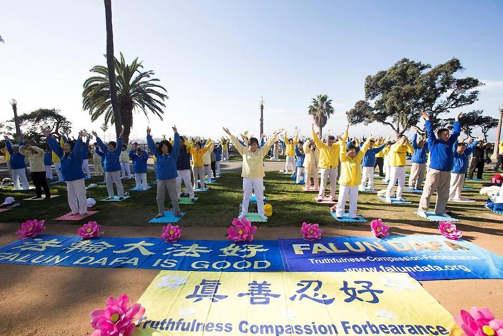 Praktikanti Falun Gonga okupljeni blizu plaže u Santa Monici demonstriraju vježbe
 