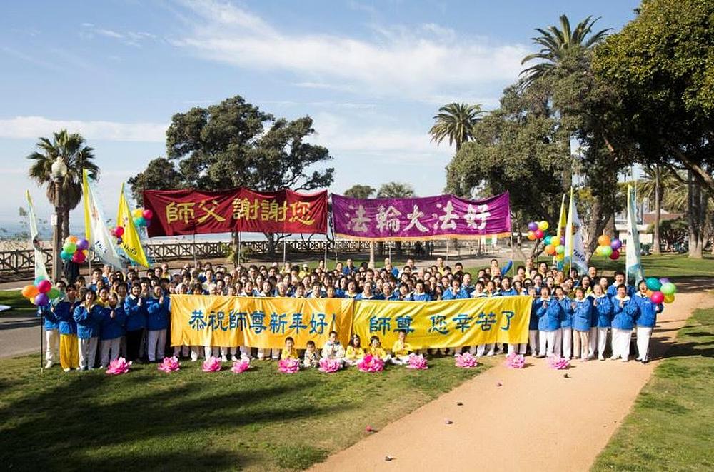 Falun Dafa praktikanti iz Los Anđelesa su se, 26. decembra, okupili na plaži Santa Monica 2018. godine kako bi poželjeli Učitelju Li Hongzhiju sretnu Novu godinu
