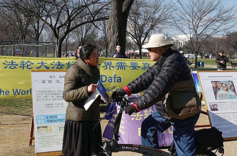 Gosp Zhang, biciklist, razgovara sa praktikanticom 