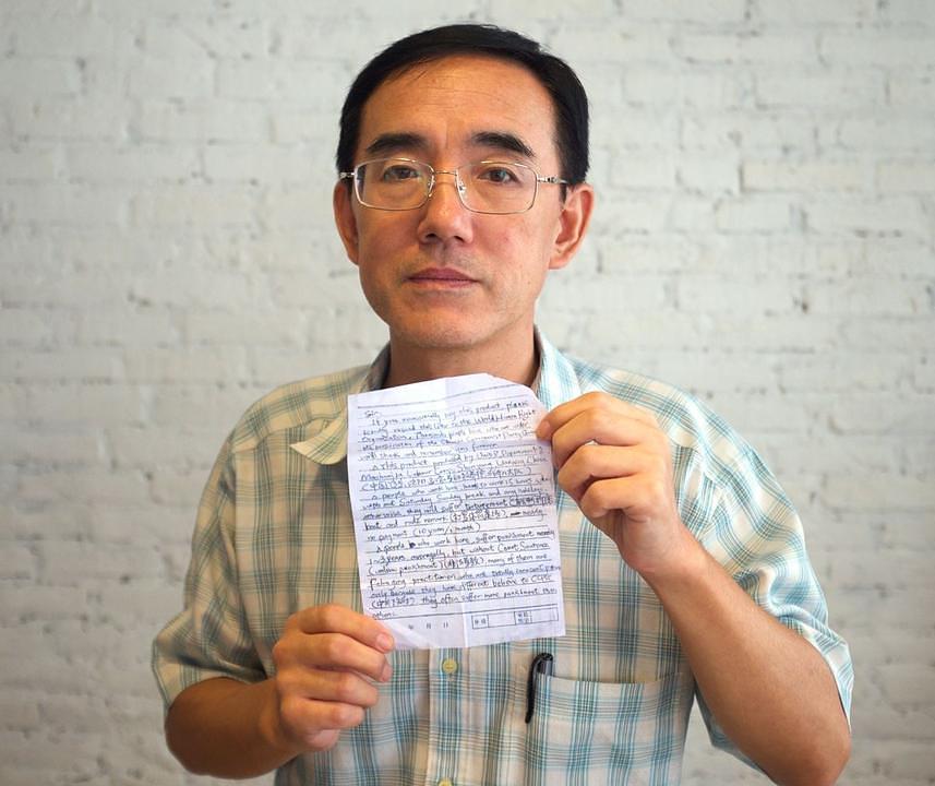 Sun Yi s pismom koje je napisao u radnom logoru Masanjia (Flying Cloud Productions) 