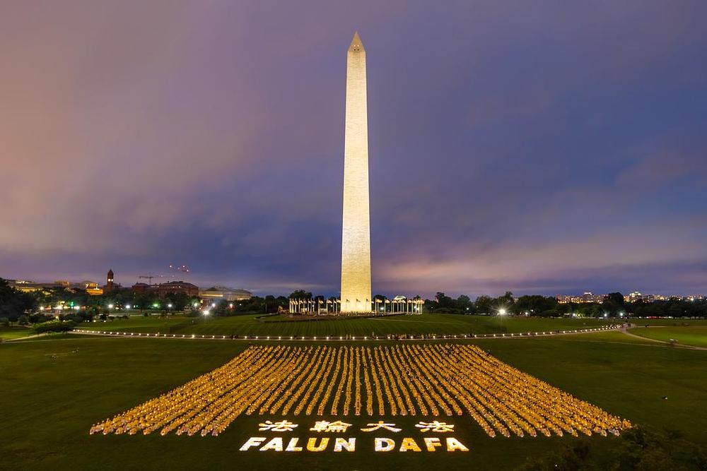 Hiljade Falun Dafa praktikanata prisustvovale bdijenju uz svijeće ispred Washingtonskog spomenika, 22. juna 2018.
 