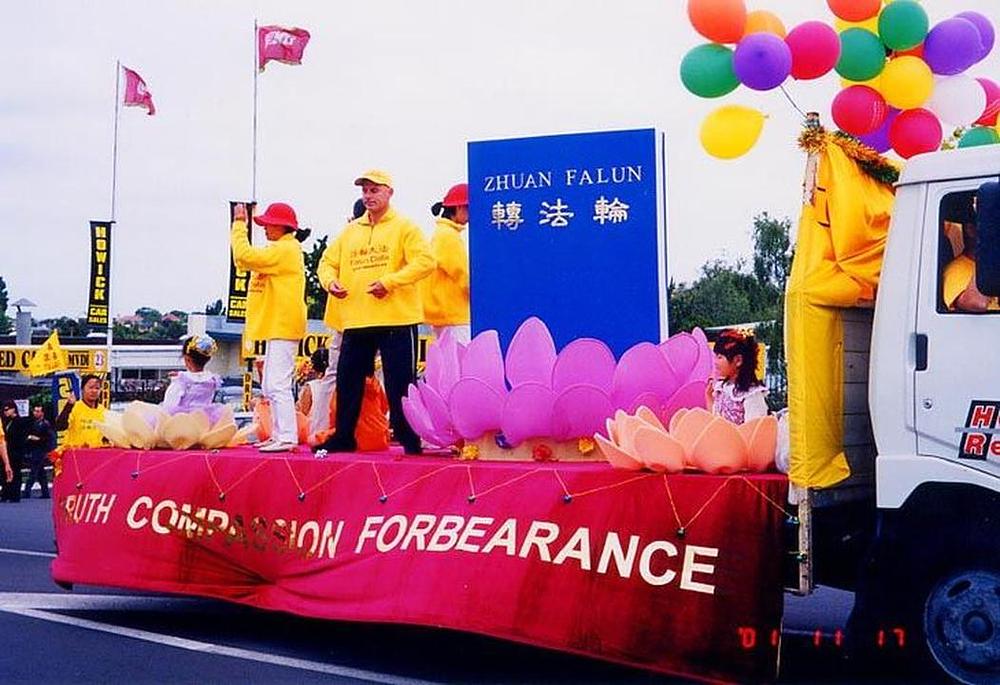 Model knjige „Zhuan Falun" prikazan na Božićnoj paradi u Howicku, Auckland, Novi Zeland, 17. novembra 2001. 