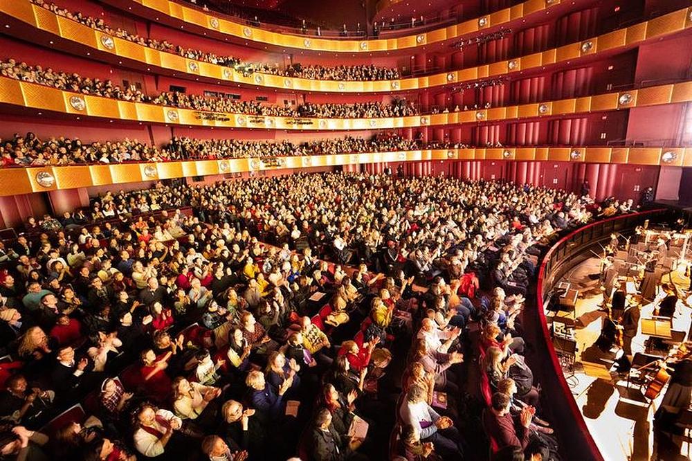 Kompanija Shen Yun iz New Yorka u dvorani pozorišta David H. Koch u Lincoln Centru u New Yorku, 20. januara 2019. godine. Kompanija je u New Yorku izvela 14 rasprodanih predstava, od 10. do 20. januara 2019. godine.