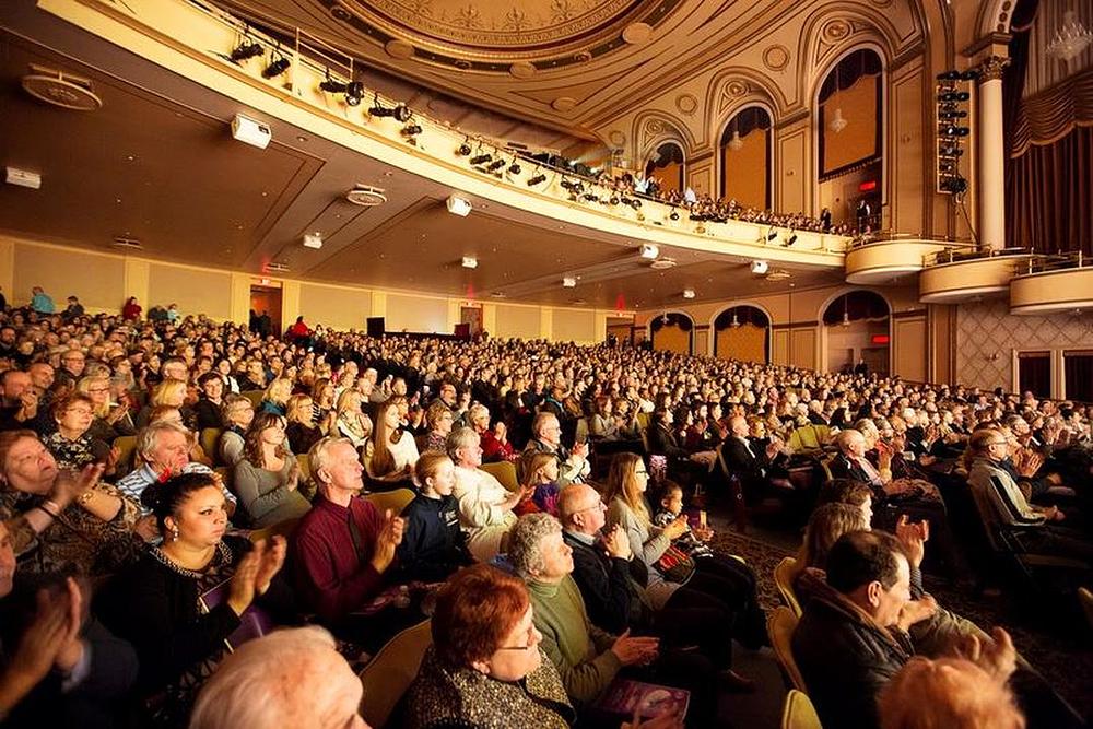Shen Yun Touring Company u dvorani Hanover Theatre u Worcesteru, Massachusetts, 19. januara 2019. godine. Kompanija je u Worcesteru izvela tri rasprodane predstave od 19. do 20. januara 2019. godine.