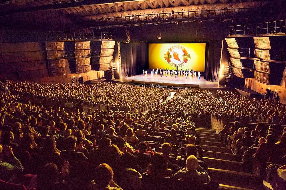 Poziv izvođačima Shen Yun International Company da izađu pred pozorišnu zavjesu u dvorani Palais de Congrès de Paris u Parizu, Francuska, 18. januara 2019. godine. Kompanija je u Parizu izvela šest rasprodanih predstava od 16. do 20. januara 2019. godine.