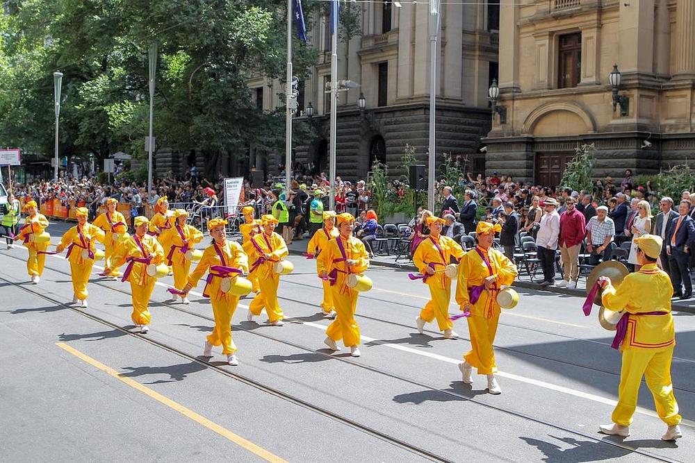 Nastup praktikanata Falun Gonga na paradi u Australiji.