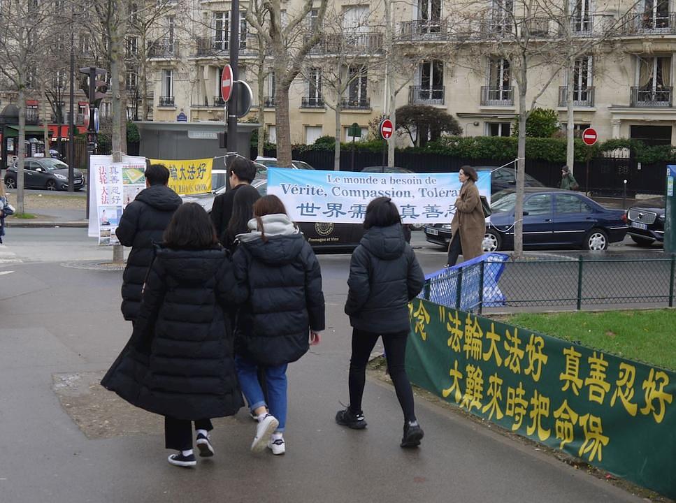 Falun Gong praktikanti su stalno prisutni u blizini Eiffelovog tornja, pružajući kineskim turistima necenzurirane informacije o Falun Gongu i progonu u Kini.