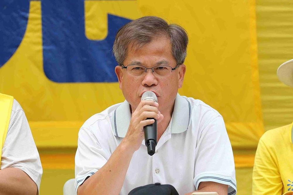 Fung Chi-wood, bivši vijećnik zakonodavnog vijeća, govori na skupu 