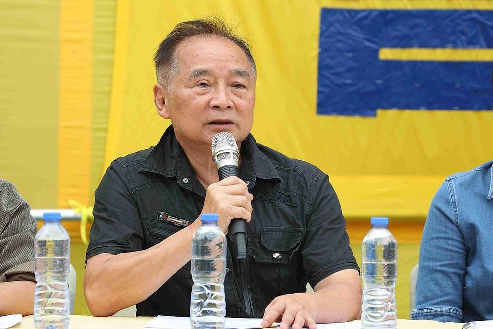 Bivši član okružnog vijeća Chui Pak-tai govori na skupu
 