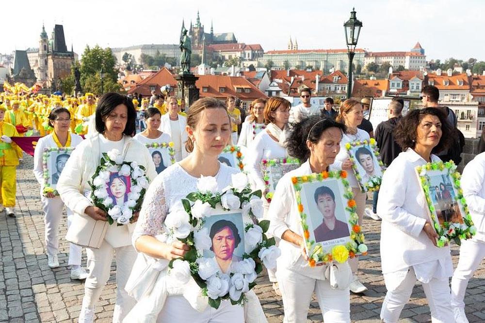 U znak sjećanja na Falun Gong praktikante koji su izgubili svoje živote tijekom progona u Kini