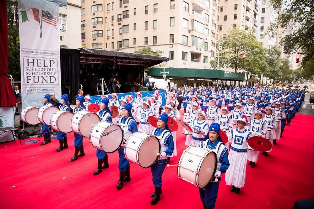Članovi Tian Guo Marching Banda nastupaju na crvenom tepihu između 67. i 69. ulice na Petoj aveniji na Manhattanu.