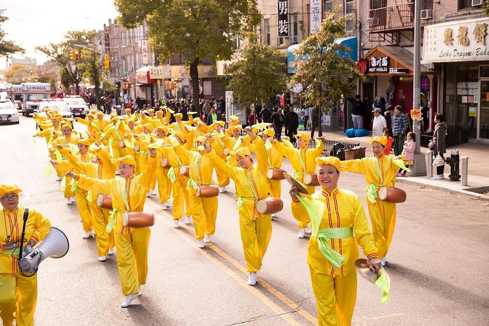 Marš praktikanata Falun Gonga u Brooklynu, New York.