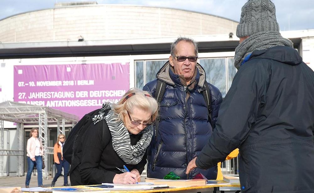 Bračni par Hagenburg je potpisao peticiju podrške Falun Gongu.