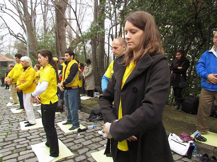 Falun Gong praktikanti izvode vježbe ispred Kineskog konzulata u Istambulu