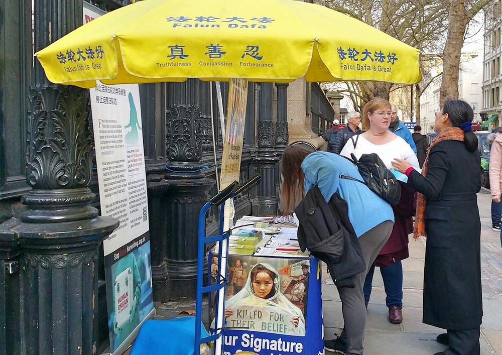 Prikupljanje potpisa na peticiju koja poziva na okončanje progona Falun Gonga.