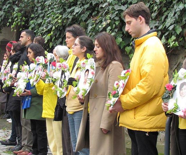 Ispred Kineskog konzulata u Istambulu, praktikanti tuguju za onima koji su ubijeni u progonima Falun Gonga u Kini.