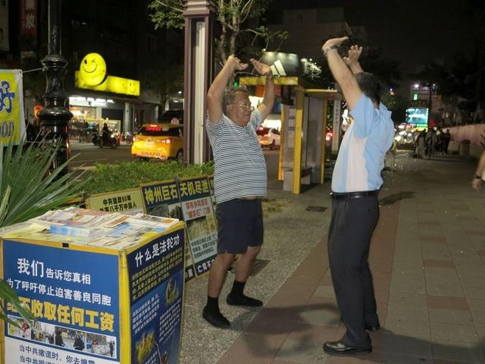 Turist uči Falun Gong vježbe