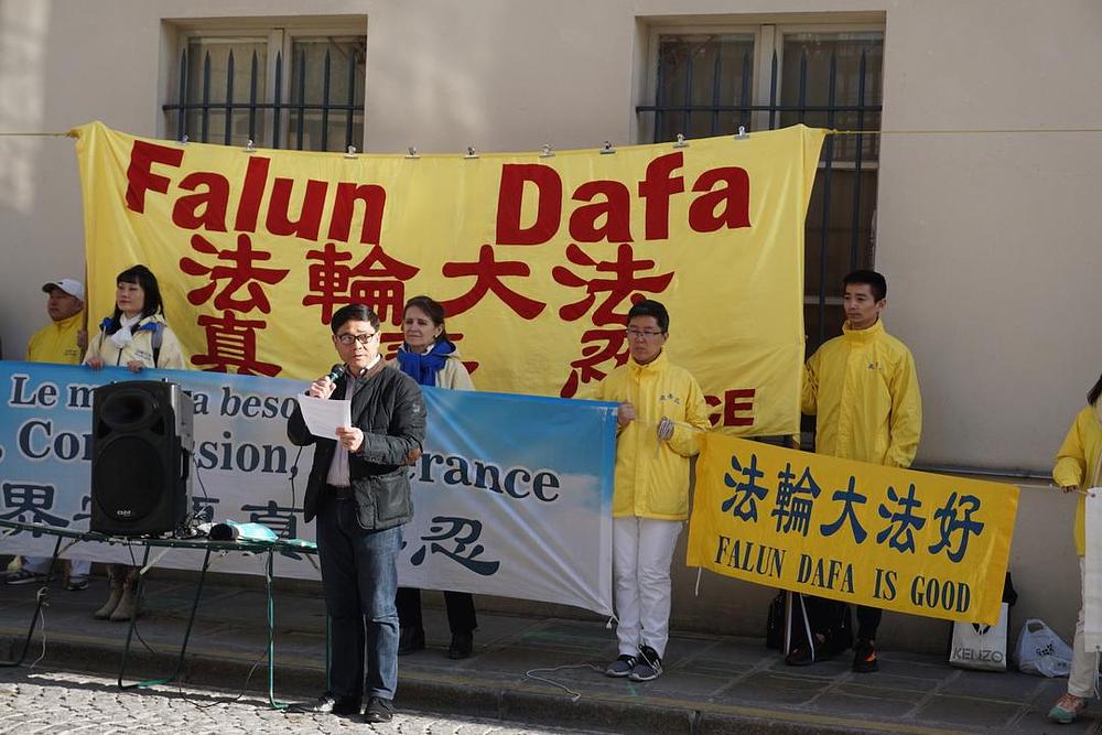 Predsednik Falun Dafa asocijacije Francuske gosp. Tang Hanlong govori na skupu održanom 25. marta 2019. godine, ispred kineske ambasade u Parizu.