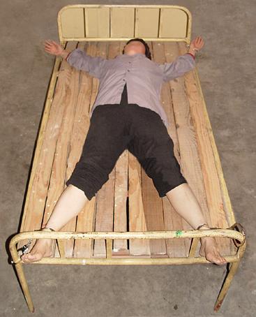 Prikaz rekonstrukcije mučenja: Vezivanje za postelju