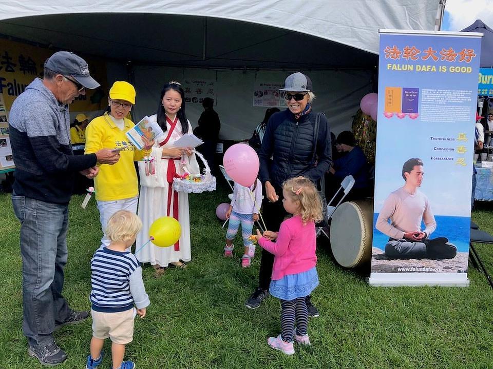 Praktikanti predstavljaju Falun Dafa na 20. Međunarodnom festivalu kulture u Auklandu, 7. aprila 2019. godine.