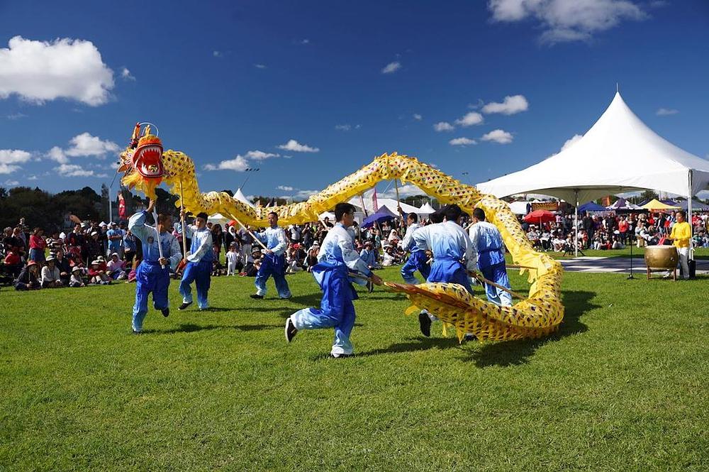 Praktikanti Falun Gonga izvode zmajev ples.