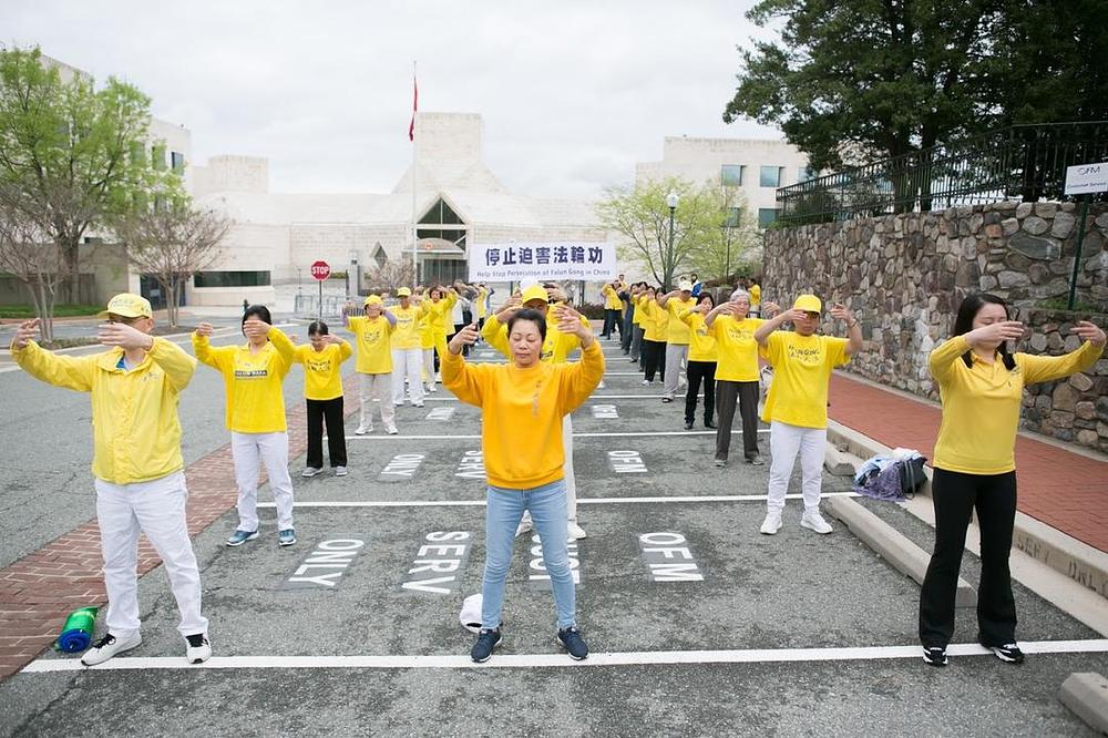 Falun Dafa praktikanti izvode  vježbe ispred kineske ambasade u Washingtonu, 14. aprila 2019.
 
