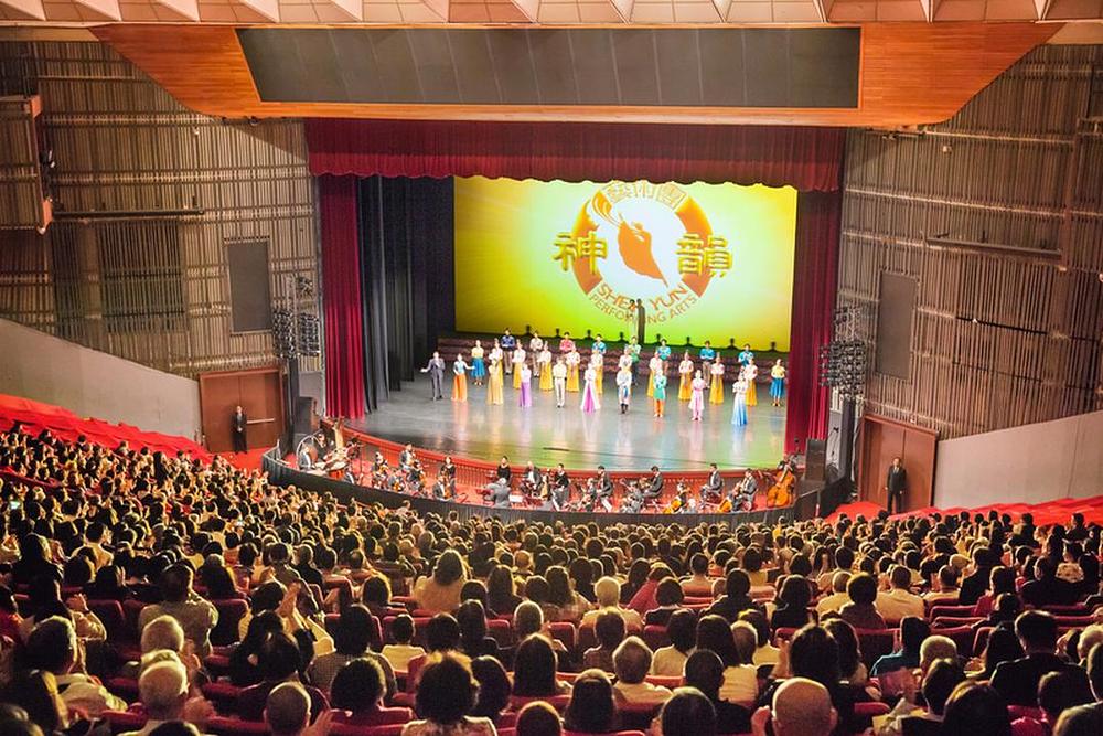 Poziv umjetnicima Shen Yun World Company da izađu pred pozorišnu zavjesu u Nacionalnoj Memorijalnoj dvorani dr Sun Yat-sen u Tajpeju, Tajvan, 15. aprila 2019. godine.