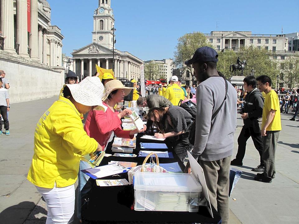 Turisti potpisuju peticiju podrške Falun Gongu