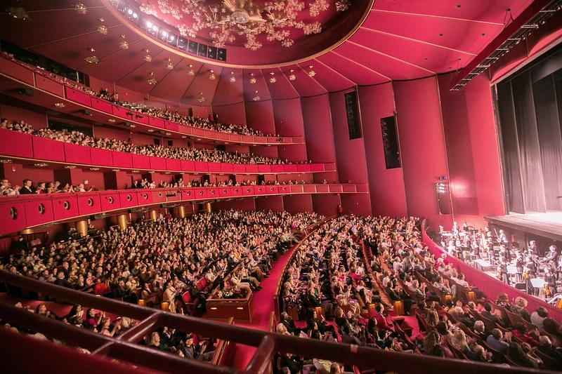 
Shen Yun North America Company održali su sedam rasprodanih predstava u dvorani Operne kuće Kennedy Centra u Washingtonu, od 17. do 20. aprila 2019. 