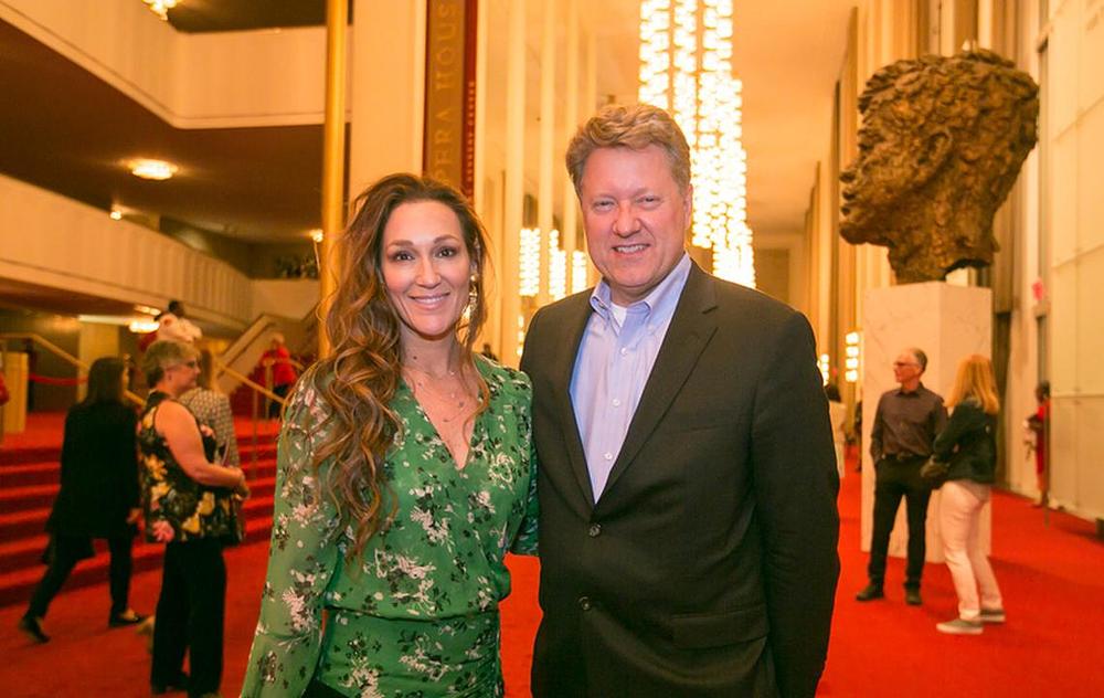 Greg Mitchell, predsjednik firme za odnose s vladom i lobiranje, i njegova supruga Renee Bessone, bivša profesionalna plesačica, prisustvovali su predstavi Shen Yuna u Washingtonu, 18. aprila. 