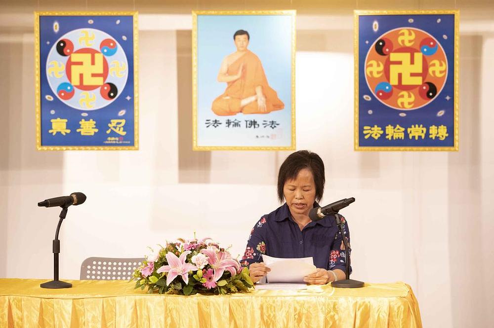 Gđa Lin govori o svojim iskustvima u dijeljenju Falun Gong materijala.