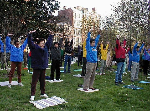 Falun Gong praktikanti već godinama protestiraju ispred kineskog veleposlanstva u Washingtonu