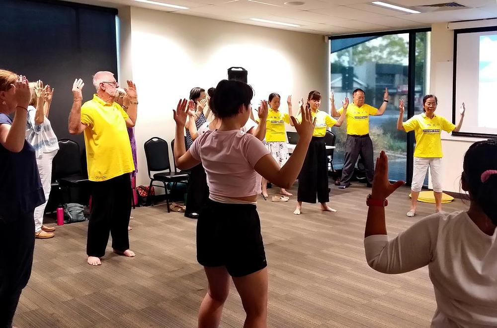 Lokalni stanovnici uče drugu Falun Gong vježbu u Centru zajednice Thebaton u Adelaidi, u Australiji, u nedjelju, 24. januara 2019. godine.