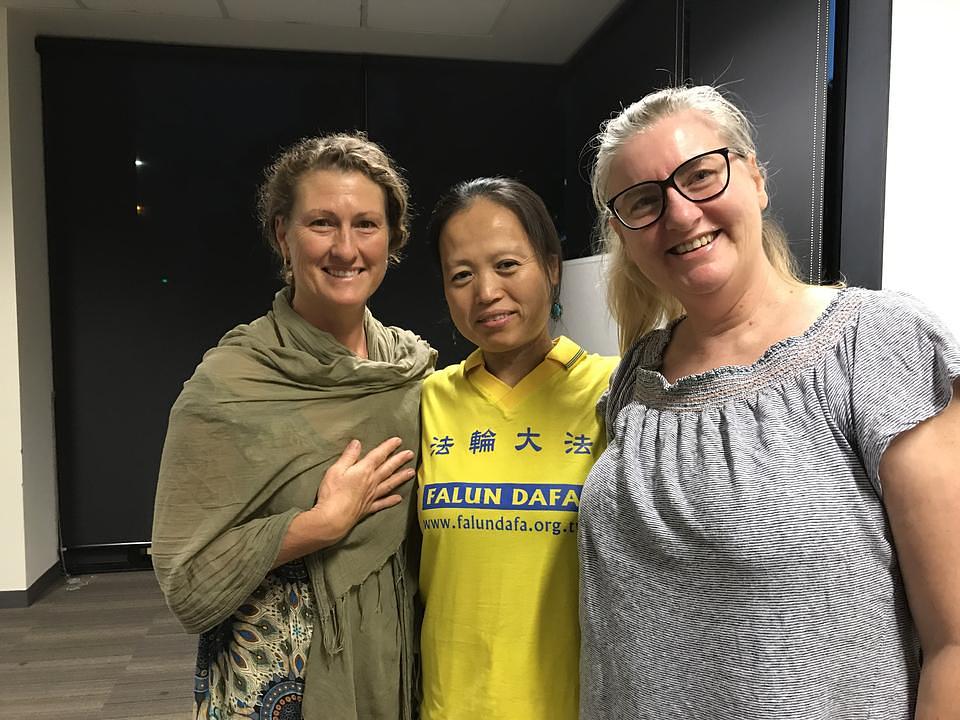 Tracy (lijevo) je htjela saznati više o Falun Gongu.
