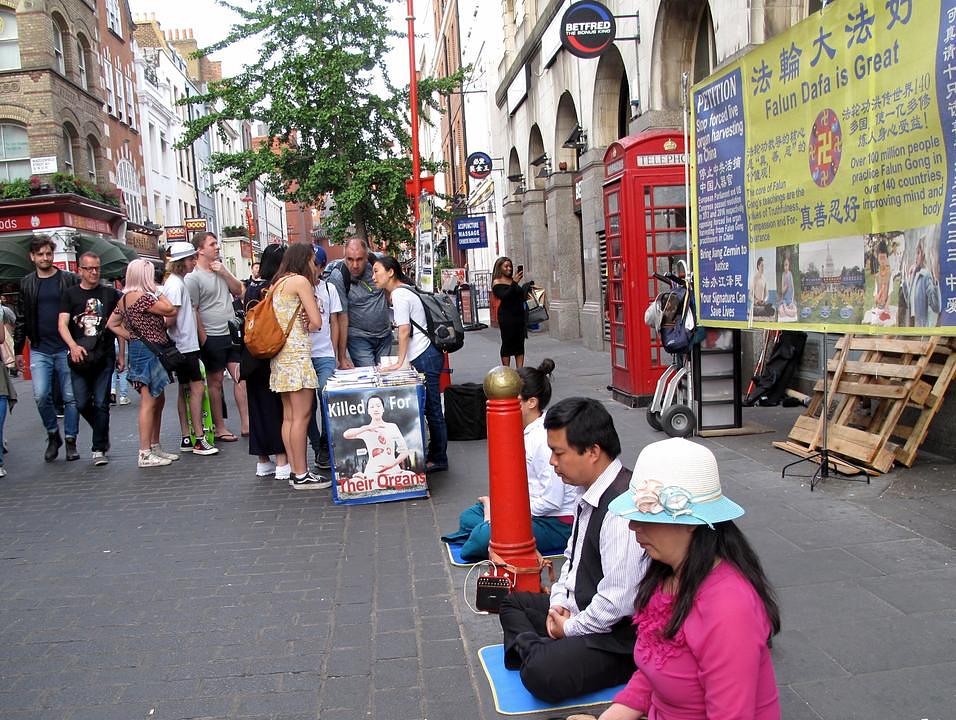 Grupno prakticiranje i mjesto za prikupljanje potpisa koje su organizovali Falun Dafa praktikanti u Londonskoj kineskoj četvrti, 1. juna 2019. godine.