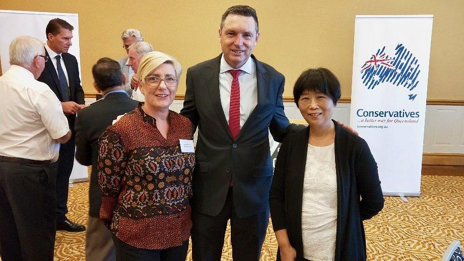 Australski kandidat konzervativaca za Senat Lyle Shelton (C) sa Falun Dafa praktičarima