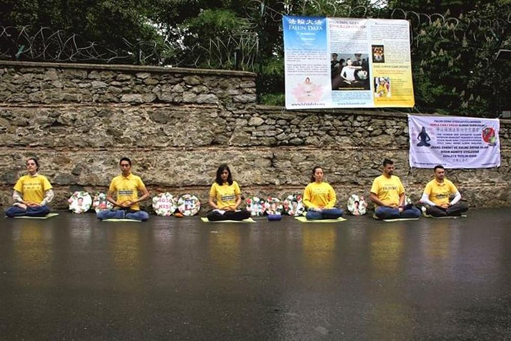 Falun Gong praktikanti protestiraju protiv progona kojeg provodi KPK, ispred kineskog veleposlanstva, 10. svibnja 2019. godine.