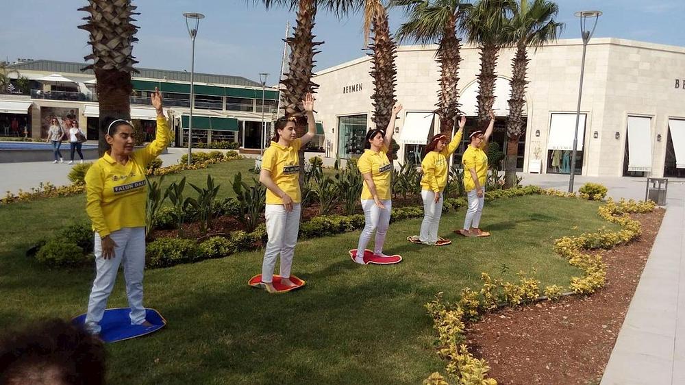 Falun Gong praktikanti prakticiraju pokraj trgovačkog centra.