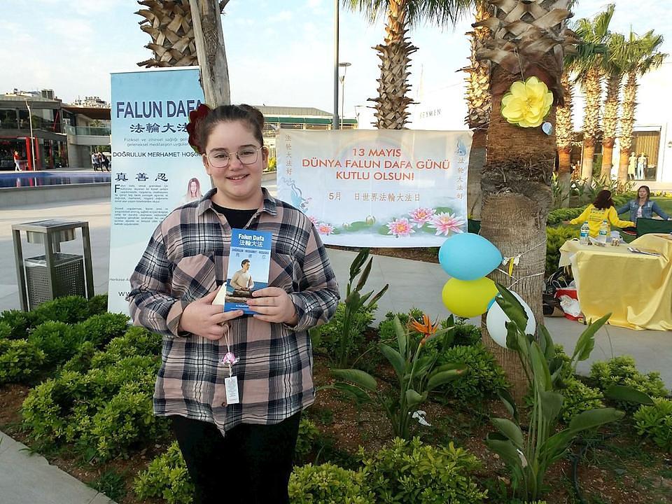 Trinaestogodišnja Eylül je uživala u učenju Falun Gong vježbi.