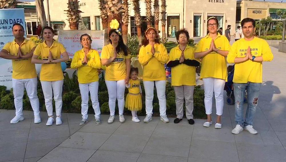 Falun Gong praktikanti u Mersinu žele Učitelju Li-u sretan rođendan.