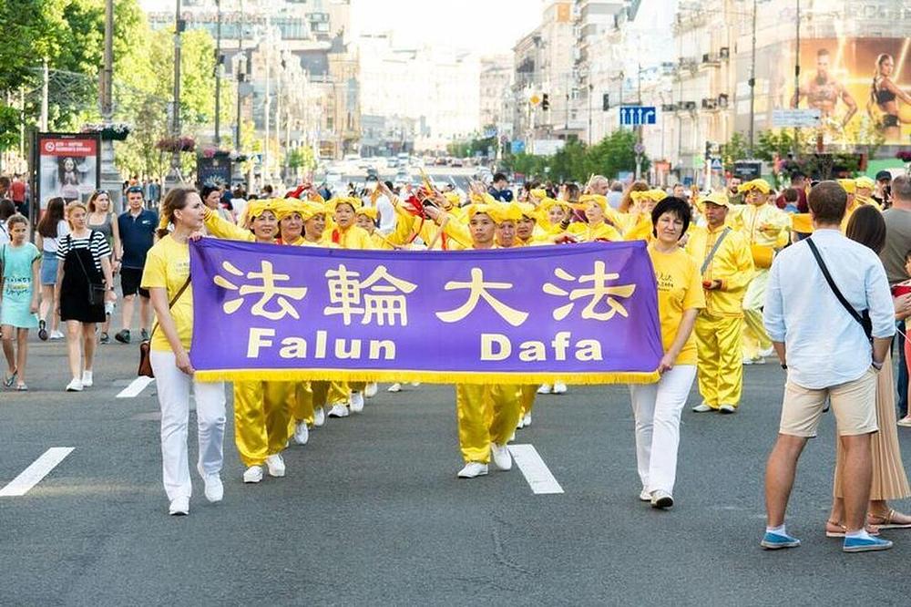 Falun Dafa parada u centru Kijeva
 