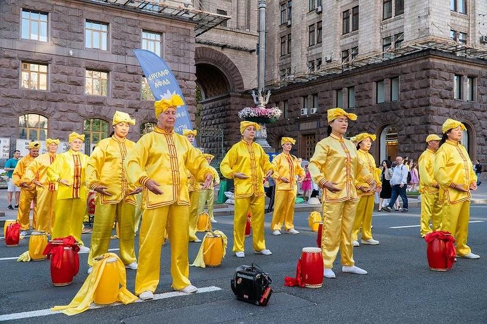 Demonstracija Falun Dafa vježbi
 